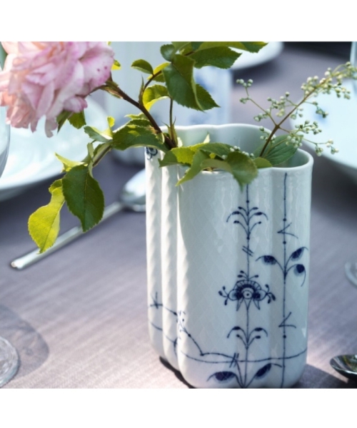 一輪の花が奏でる、
ティータイムの豊かな余白
「ロイヤル コペンハーゲン」 
ブルーパルメッテ ベース
